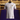 Camisa branca do Cristiano Ronaldo 7, edição Madrid, com detalhes em dourado e roxo, exposta em um pedestal.