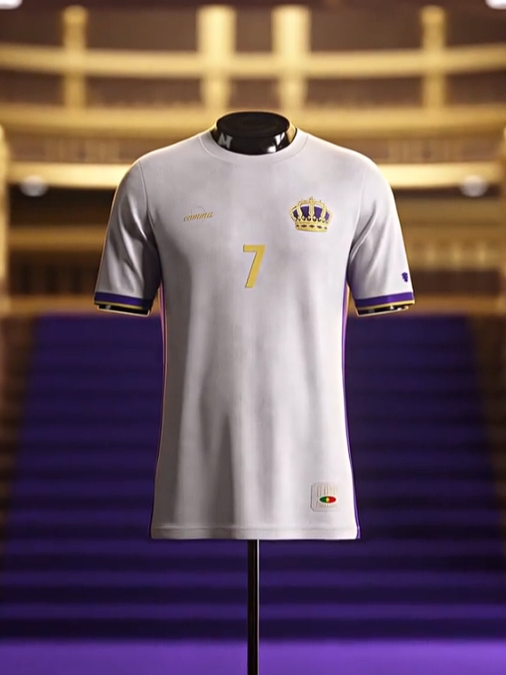 Camisa branca do Cristiano Ronaldo 7, edição Madrid, com detalhes em dourado e roxo, exposta em um pedestal.