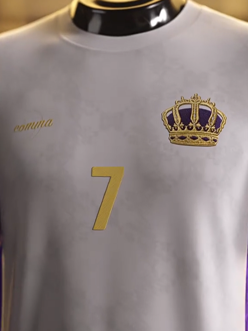 Camisa branca com detalhes em dourado, número 7 e coroa, edição Madrid de Cristiano Ronaldo.